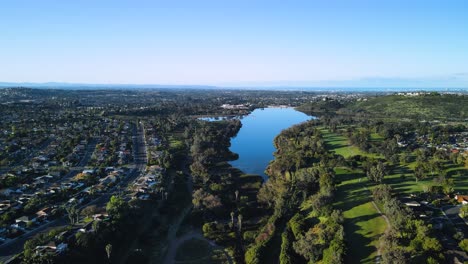 Vista-Aérea-Del-Embalse-Del-Lago-Murray-En-Un-Día-Soleado