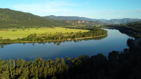 Fotografía-Aérea-De-Un-Paisaje-Natural-Perfecto-Con-Un-Río-En-Columbia-Británica,-Canadá