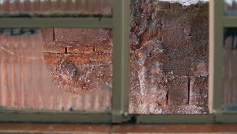 Una-Ventana-Rota-Y-Una-Pared-Rota-En-Una-Casa-Pobre-En-Brasil