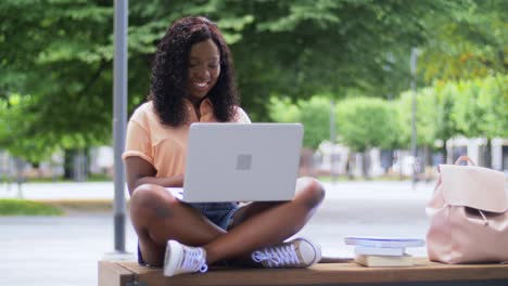 Chica-Estudiante-Africana-Con-Laptop-Y-Libros-En-La-Ciudad