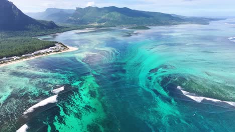 Cascada-Submarina-En-La-Playa-De-Le-Morne-En-La-Isla-Mauricio-Mauricio