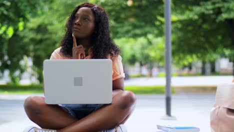 Afrikanische-Studentin-Mit-Laptop-Und-Büchern-In-Der-Stadt