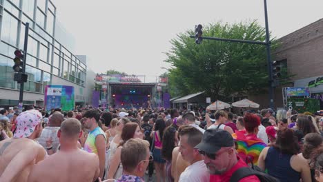 Una-Multitud-Vibrante-Celebra-El-Festival-Del-Orgullo-Bajo-El-Cielo-De-Verano.-La-Multitud,-Adornada-Con-Patrones-De-Arcoíris,-Se-Reúne-Bajo-El-Cielo-Abierto-Para-Celebrar-El-Orgullo-Gay.