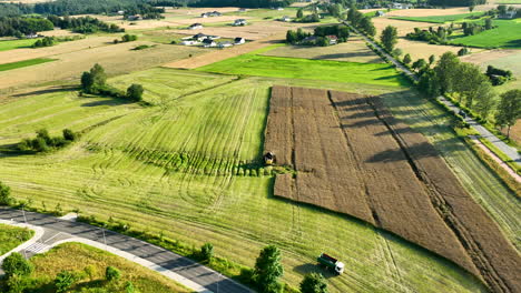 Luftaufnahme-Eines-Mähdreschers-Bei-Der-Arbeit-Auf-Einem-Großen-Landwirtschaftlichen-Feld,-Mit-Deutlichen-Mustern