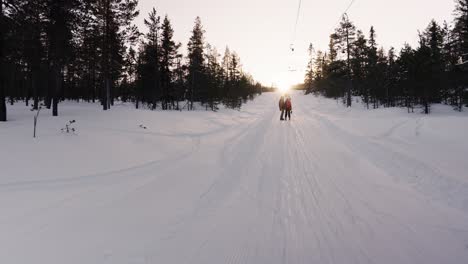 Vista-Pintoresca-De-Una-Familia-Feliz-Montando-En-Telesilla-En-Stoten,-Suecia