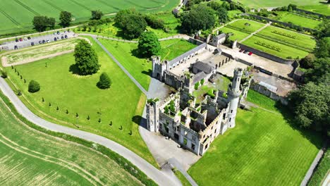 Vista-Aérea-Con-Drones-De-Los-Lugares-Más-épicos-De-Irlanda:-Uno-De-Los-Castillos-Más-Embrujados-Del-Condado-De-Carlow