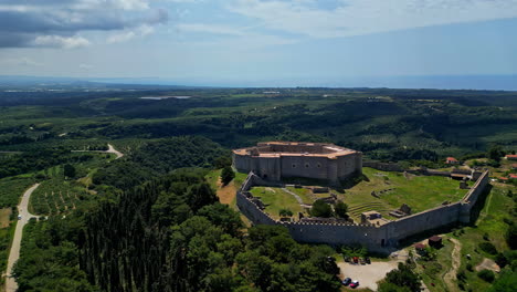 Griechische-Festung-Auf-Dem-Gipfel-Eines-Hügels,-Luftaufnahme-Aus-Der-Umlaufbahn