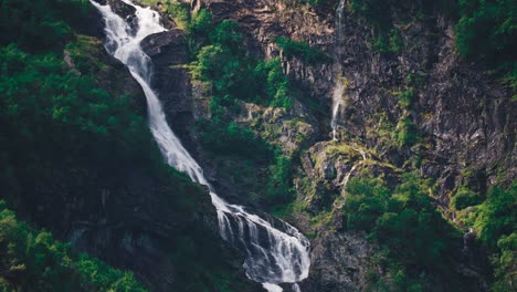 Ein-Tilt-Shift-Video-Des-Wasserfalls-Im-Naeroy-Fjord