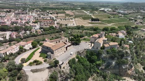 General-plan-view-of-a-town-with-charm-and-history,-medieval-church-and-views-of-the-town-between-vineyards