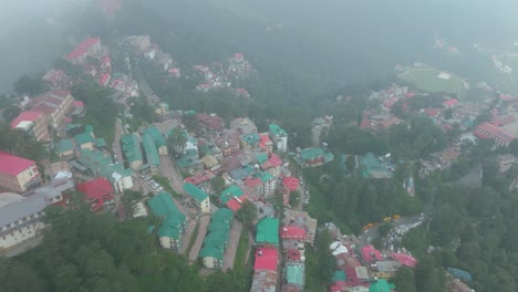 Vista-Aérea-De-La-Estación-De-Montaña-De-Shimla,-Calle-Comercial