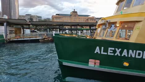 Los-Ferries-De-Sydney-En-Circular-Quay-Con-El-Horizonte-De-La-Ciudad-Al-Fondo-Al-Anochecer