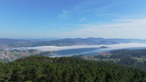 Vista-Aérea-Panorámica-De-Montañas-Y-Pueblos-Costeros-Durante-El-Amanecer-Cerca-De-Pontevedra,-España