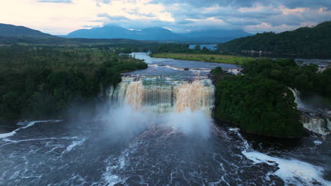 Vista-Aérea-De-La-Cascada-El-Hacha-Al-Atardecer-En-El-Parque-Nacional-Canaima,-Venezuela