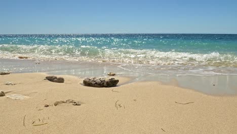 Tropischer-Sandstrand,-Wellen,-Blauer-Himmel,-Nosy-Be,-Nosy-Fanyhi,-Madagaskar,-Afrika