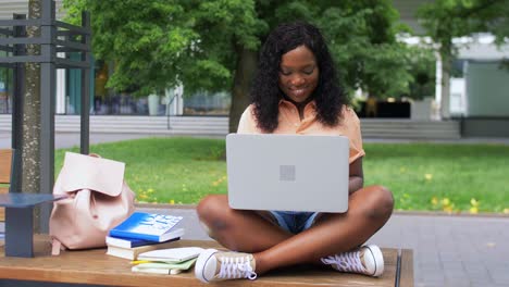 Chica-Estudiante-Africana-Con-Laptop-Y-Libros-En-La-Ciudad