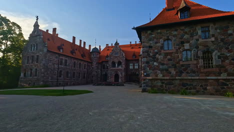 Exterior-Del-Palacio-De-Cesvaine,-Vista-Desde-Atrás-Desde-Dolly