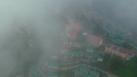 Vista-Aérea-De-La-Estación-De-Montaña-De-Shimla,-Calle-Comercial