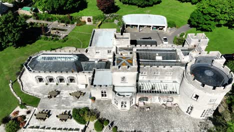 Día-De-La-Boda-En-Un-Castillo-De-Pensilvania,-Fotografía-Aérea-Con-Dron-Desde-Arriba-Y-Hacia-Abajo