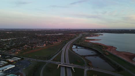 Kreuzungen-Und-Autobahnen-Der-W-Hefner-Roads-In-Oklahoma-City,-Oklahoma,-USA