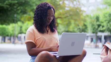 Afrikanische-Studentin-Mit-Laptop-Und-Büchern-In-Der-Stadt