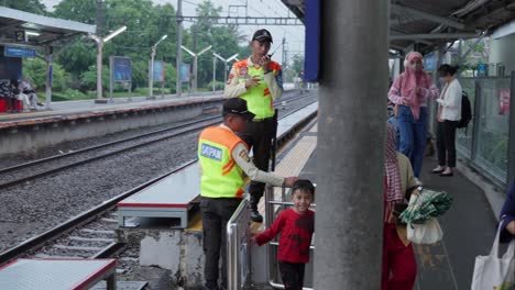 Madre-E-Hijo-Cruzan-Apresuradamente-Las-Vías-Del-Tren-En-La-Estación-De-Tren-De-Sudimara