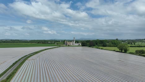 Lugares-épicos-De-Irlanda:-Drones-Que-Vuelan-Sobre-Tierras-De-Cultivo-Aradas-Hasta-El-Castillo-De-Ducketts,-Carlow,-Irlanda,-Destino-Turístico