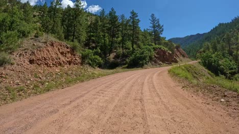 POV---Fahrt-Auf-Einer-Malerischen-Gold-Belt-Byway-In-Der-Front-Range-Der-Rocky-Mountains