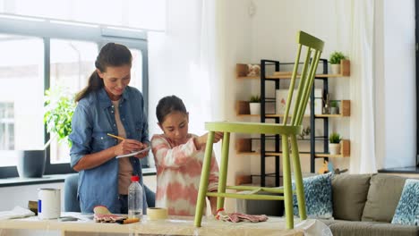 Madre-E-Hija-Con-Regla-Midiendo-Una-Silla-Vieja