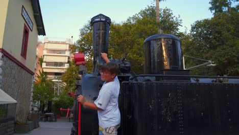 Niño-Caucásico-Disfrutando-De-Su-Visita-A-Kalamata