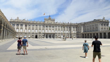 Vista-Estática-De-La-Plaza-De-La-Armería-Y-El-Palacio-Real-De-Madrid-Con-Gente-De-Visita-En-Un-Día-Soleado.