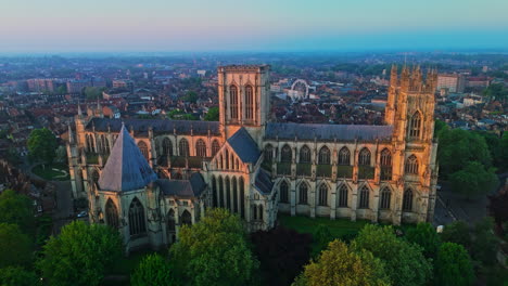 Erstellung-Einer-Drohnenaufnahme-Der-Yorker-Kathedrale-Bei-Sonnenaufgang-Zur-Goldenen-Stunde-In-Großbritannien