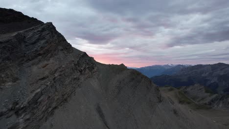 Camping-Bei-Sonnenuntergang-In-Den-Alpen-Mit-Einem-Schönen-Sonnenuntergang-Und-Einem-Zelt-Im-Vordergrund,-Aufgenommen-Mit-Einer-Drohne-DJI-Air2s