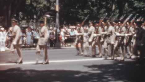 Oficiales-Militares-Marchan-Portando-Fusiles-En-Una-Procesión-Fúnebre-En-Washington-D.C.