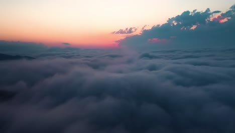 Volando-Sobre-Las-Nubes-Con-El-Sol-Tardío.-Fondo-De-Cielo-Colorido-Amanecer-O-Atardecer.