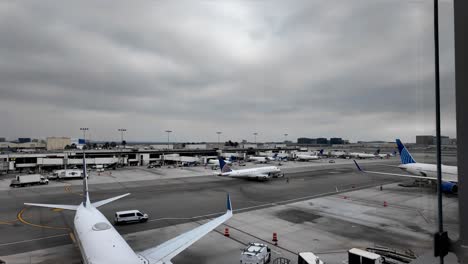 Aviones-De-United-Airlines-Estacionados-En-La-Terminal-De-Embarque-Del-Aeropuerto-LAX-De-Los-Ángeles-En-California,-EE.-UU.,-Durante-El-Mal-Tiempo