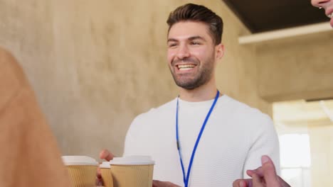 Gente-De-Negocios-Bebiendo-Café-Para-Llevar-En-La-Oficina