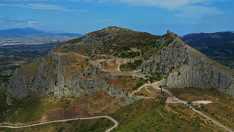 Historisches-Akrokorinth-Mit-Ummauerten-Toren-In-Korinth,-Griechenland