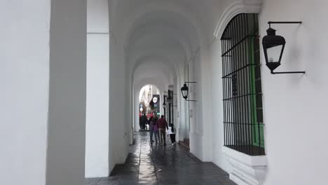 La-Gente-Camina-Dentro-Del-Túnel-De-La-Casa-Blanca-Del-Edificio-Del-Cabildo-Colonial-De-La-Ciudad-De-Buenos-Aires,-Argentina