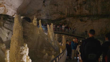 Frasassi-Caves,-underground-guided-tour