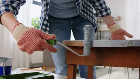 Mujer-Pintando-Una-Vieja-Mesa-O-Silla-De-Madera-En-Gris.