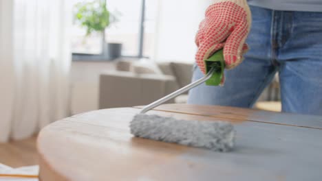 Hände-Malen-Alten-Holztisch-Mit-Grauer-Farbe