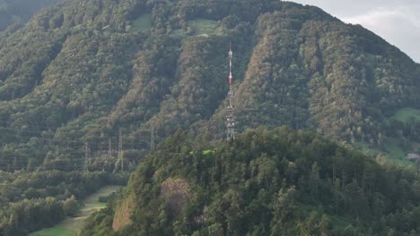 Kommunikationsturm-Auf-Einem-Berggipfel-Inmitten-Einer-Wunderschönen-Grünen-Bergkette