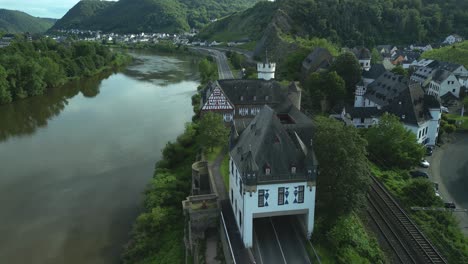 Flug-über-Burg-Gondor-An-Der-Mosel-In-Deutschland