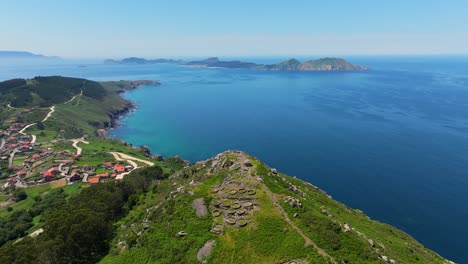 Vista-Aérea-De-La-Pintoresca-Costa-Y-Casas-En-Caracola-Cabo-Durante-El-Día-En-Galicia,-España