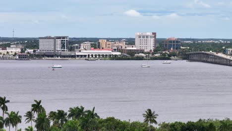 Caloosahatchee-River-Mit-Boot-Und-Brücke-In-Einem-Vorort-Von-Fort-Myers