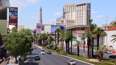 Blick-Auf-Die-Skyline-Von-Las-Vegas-Auf-Dem-Las-Vegas-Boulevard-Mit-Wenig-Verkehr-An-Einem-Klaren,-Sonnigen-Tag-Mit-Dem-Paris-Hotel-Und-Dem-Planet-Hollywood-Im-Hintergrund