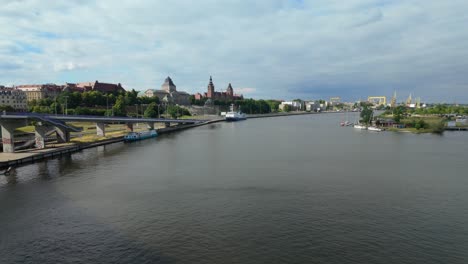 Szczecin's-odra-river-and-chrobry-embankment-with-historic-buildings-and-greenery,-aerial-view