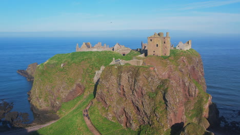 Castillo-De-Dunnottar:-Majestuosidad-Desde-El-Cielo-En-Un-Día-Radiante,-Stonehaven,-Escocia