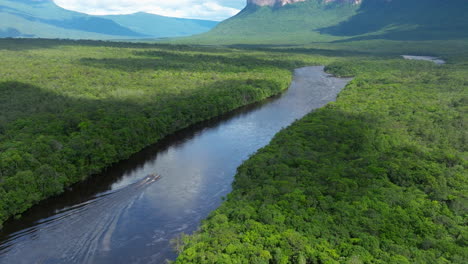 Churun-River-With-Longboats-Sailing-Through-Foliage-In-Canaima-National-Park,-Venezuela