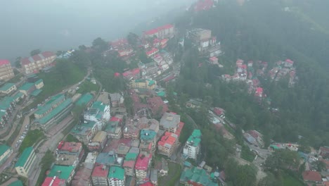 Vista-Aérea-De-La-Estación-De-Montaña-De-Shimla,-Calle-Comercial